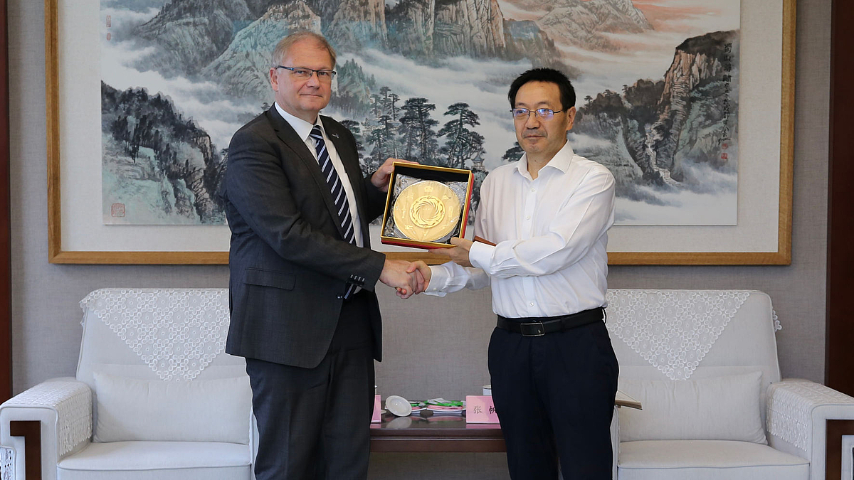 张帆向迈克尔·克劳斯博士颁发奖项