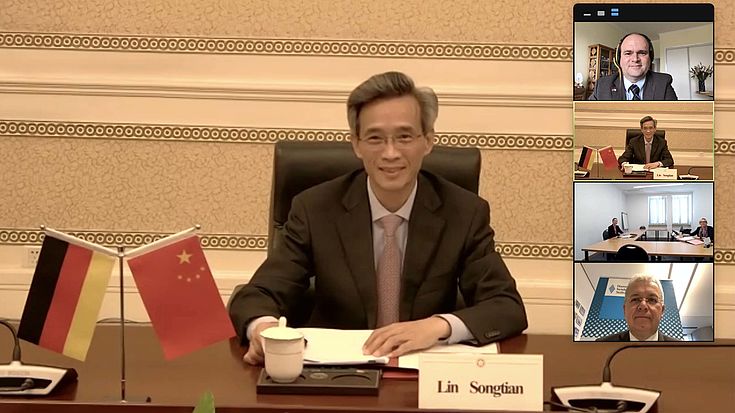 Der Vorsitzende der Chinesischen Freundschaftsgesellschaft, Lin Songtian, beim Videogespräch