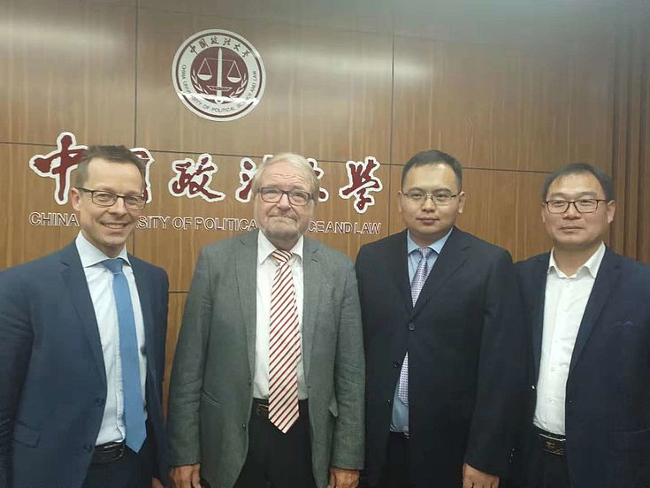 Professor Holm Putzke und Bernd Schünemann mit Ihren chinesischen Kollegen