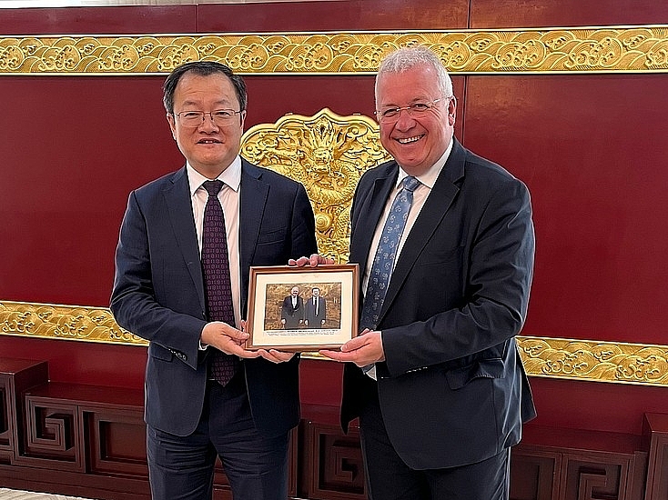 教育部副部长杜江峰与费尔伯主席