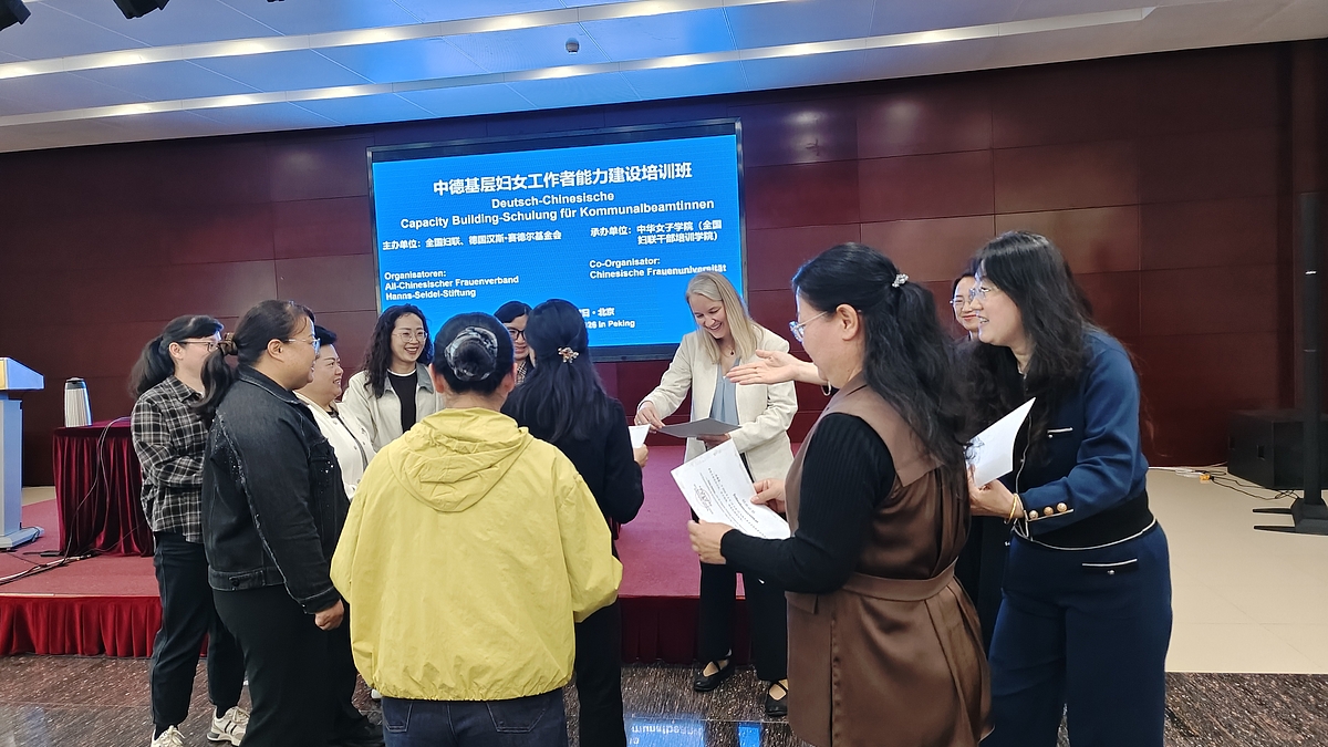 Übergabe der Zertifikate an die Teilnehmerinnen