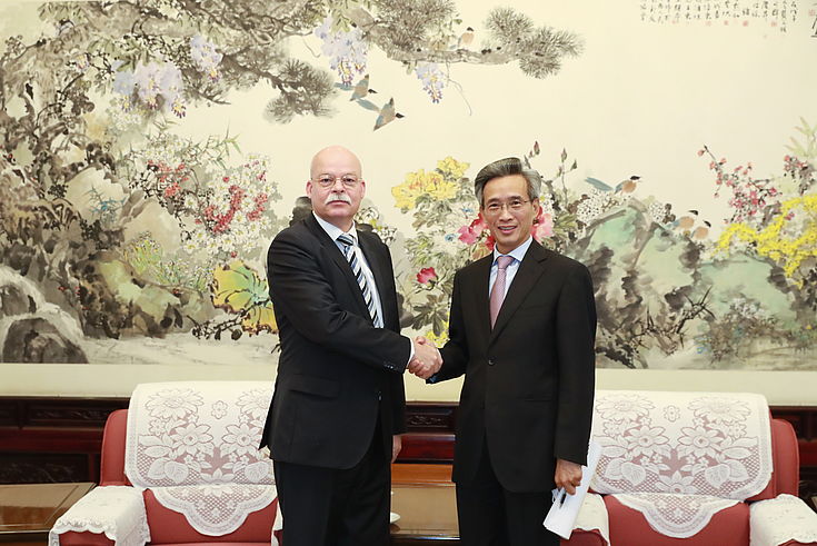 Lin Songtian mit dem deutschen Botschafter Dr. Clemens von Goetze