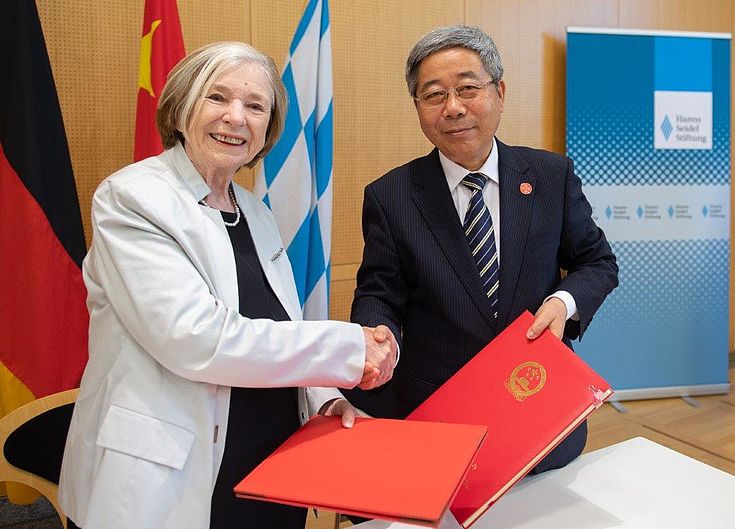 汉斯·赛德尔基金会主席乌苏拉·曼勒教授和中国教育部部长陈宝生签署新的合作协议