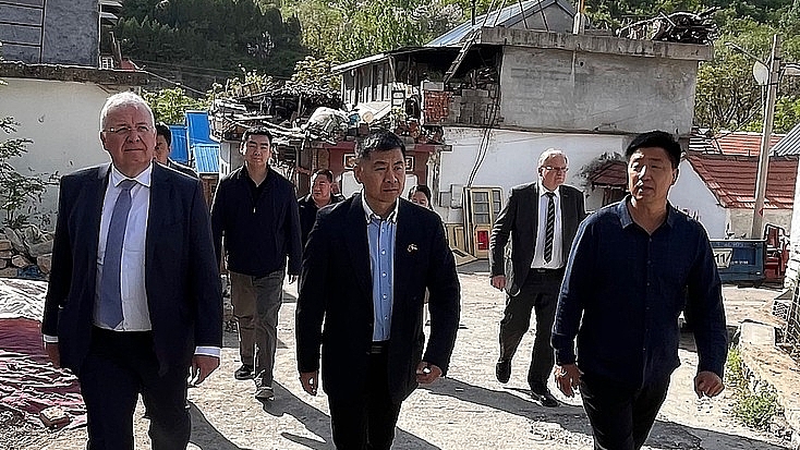 在山东费尔伯主席受到村长的热情接待