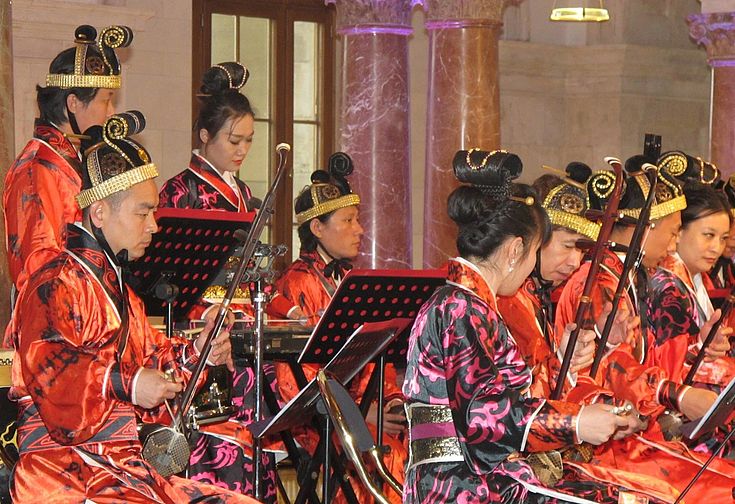 Der Vizegouverneur der Provinz Shandong reiste mit einem eigenen Orchester an.