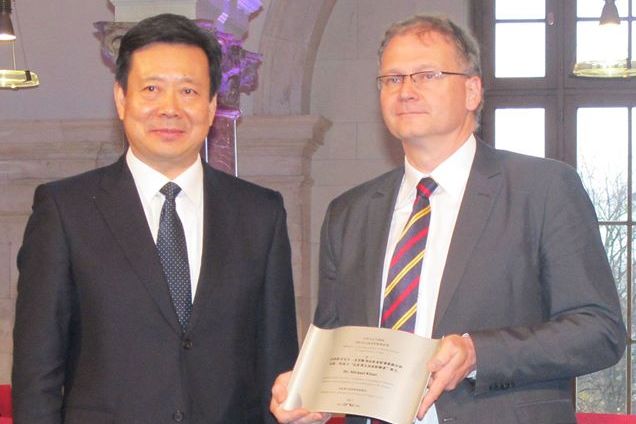 LI Qun, Vizegouverneur der Provinz Shandong, überreicht Dr. Michael Klaus, Chefrepräsentant der HSS Shandong, den Freundschaftspreis.