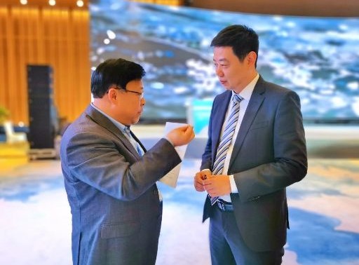 Schulleiter Zhu im Gespräch mit Vice President Shang Huijie (Siemens China)